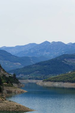 Göle inen çam ormanları ile kaplı dağları