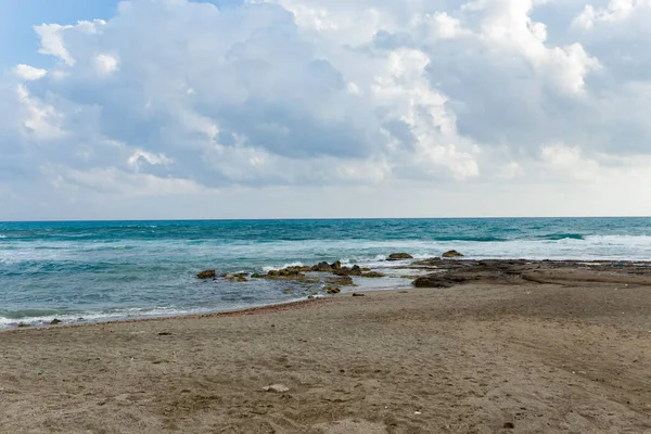 Θαλασσογραφία με αμμώδη παραλία και ουρανό με σύννεφα — Φωτογραφία Αρχείου