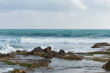 Deniz manzarası ile deniz kayalarda