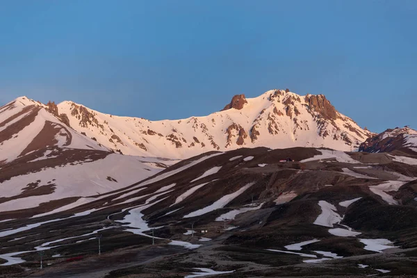 Erjiyes pic de montagne couvert de neige — Photo