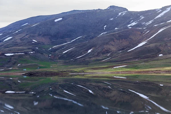 Lac de montagne avec neige fondante — Photo