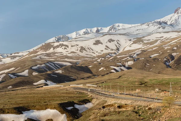 Autoroute dans la montagne Erjiyes — Photo