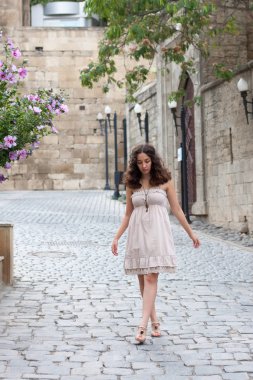 Genç kız eski duvarının yakınında