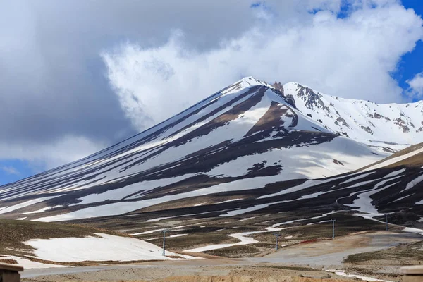Erjiyes sommet de montagne avec piliers de téléphérique — Photo