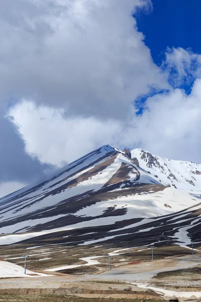 Erjiyes sommet de montagne avec piliers de téléphérique — Photo