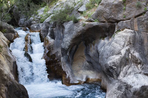 dağ Kanyon Sapadere güçlü su akışı