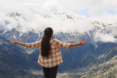 Dağ manzarayı kadın Gezgin