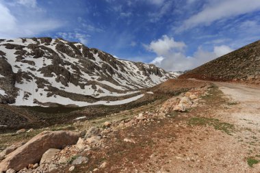 dağlarda dolambaçlı yol