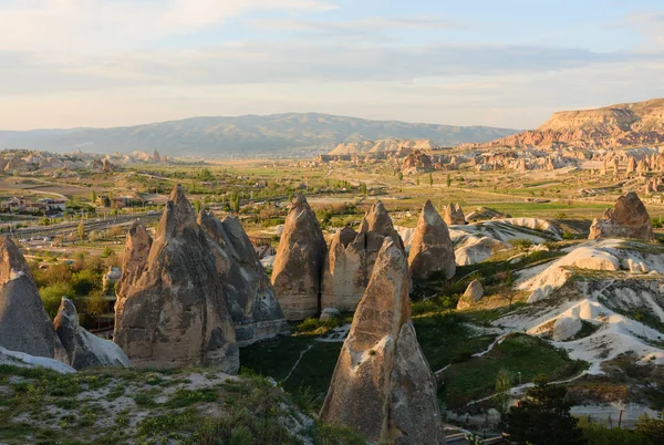 Valle con chimeneas de hadas en Capadocia —  Fotos de Stock