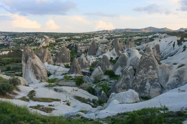 Valle con chimeneas de hadas en Capadocia —  Fotos de Stock