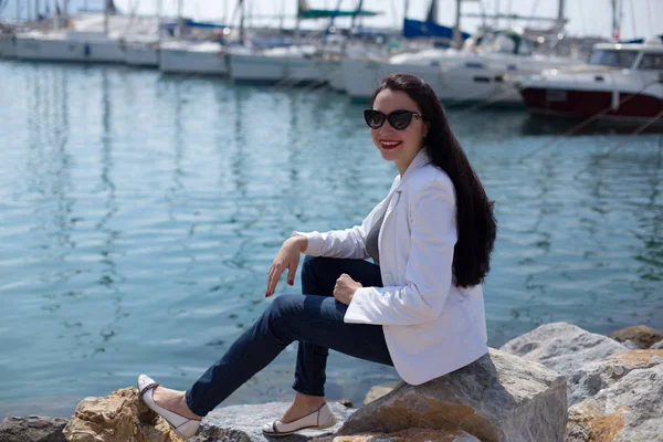 Deniz tarzı sahil yat mari tarafından oturan giymiş kadın