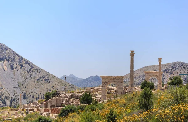 Αρχαία πόλη με καμάρες και κολόνες στα βουνά — Φωτογραφία Αρχείου