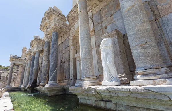 Columnas y estatuas de mármol en la antigua ciudad de Sagalassos — Foto de Stock