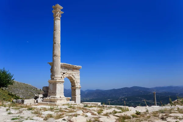 Marmorbogen und -säule in der antiken Stadt Sagalassos — Stockfoto