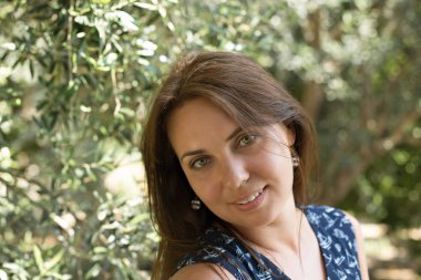 Yeşil gözlü güzel kadının baş ve omuzlar portrit