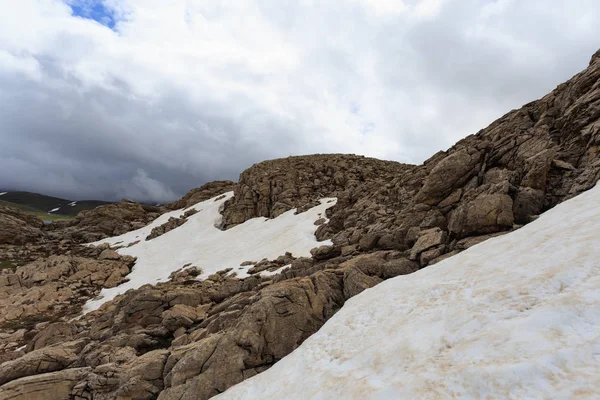 Pistes montagneuses couvertes de neige — Photo