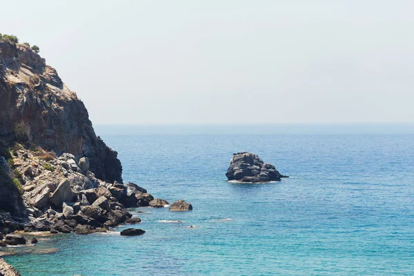 denizde kayalar ve küçük kaya Adası