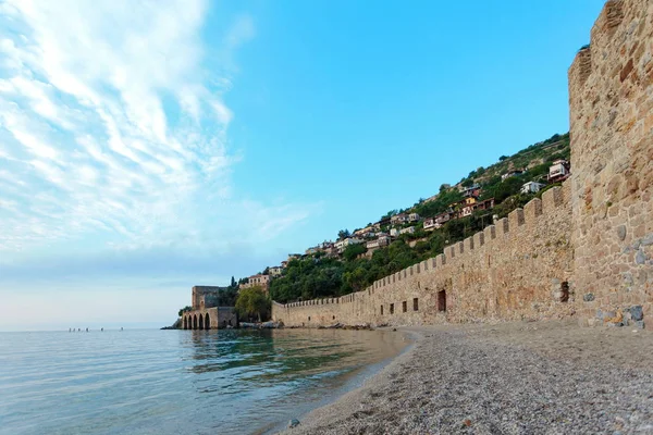 Seascape z Alanya zamek ściana i średniowiecznej stoczni — Zdjęcie stockowe