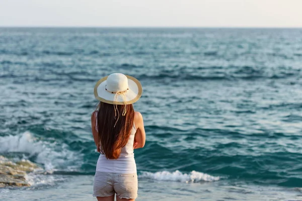 Yaz kıyafeti ve sahil şapkayla genç kadın