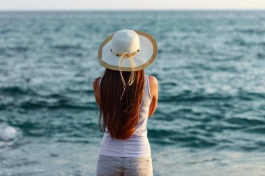 Yaz kıyafeti ve sahil şapkayla genç kadın