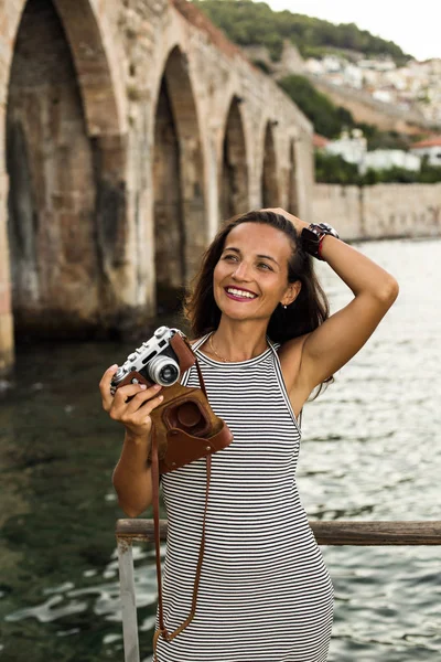 Gülümseyen Gezgin kadın vintage fotoğraf makinesi ile