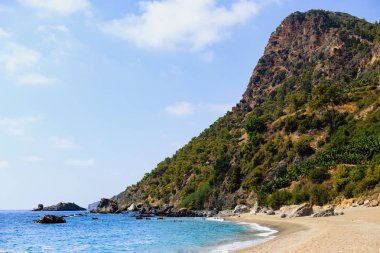 Kristal berraklığında su ile güzel bir plaj