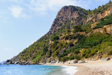 Kristal berraklığında su ile güzel bir plaj