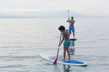 Çocuk ve daha uzak pratik kürekler kadar stand