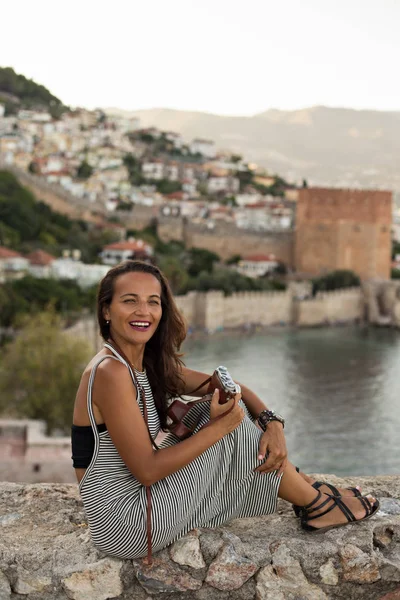 Gezgin kadın vintage fotoğraf makinesi ile