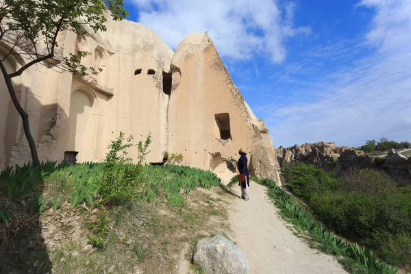 Γυναίκα ταξιδιωτών εξετάζοντας σπήλαιο εκκλησία στο Capaddocia — Φωτογραφία Αρχείου