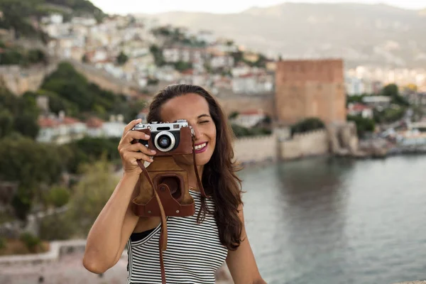 Viajero mujer fotografiando con cámara vintage —  Fotos de Stock