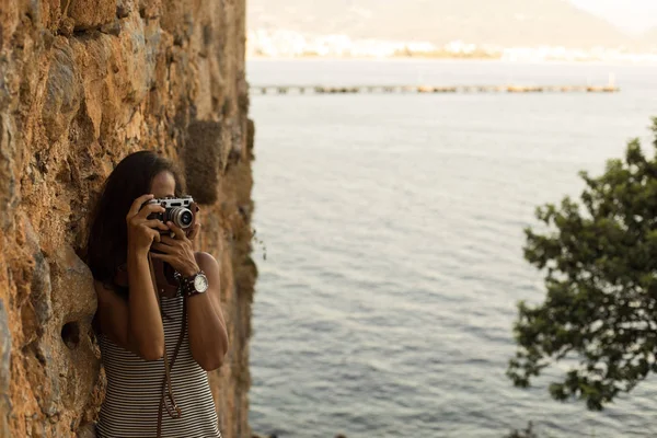Traveller woman photographing — Stock Photo, Image