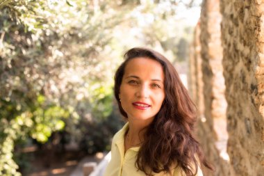 Esmer bir kadın baş ve omuzlar portresi