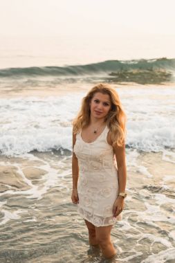 Güzel sarışın Bayan deniz tarafından