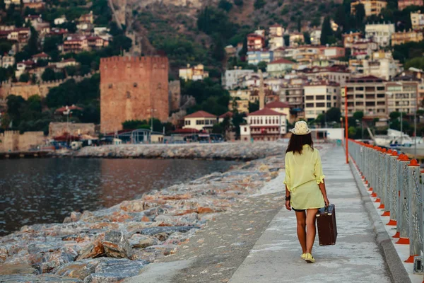 Concepto de viaje de verano. Viajero mujer con marrón vintage suitca —  Fotos de Stock