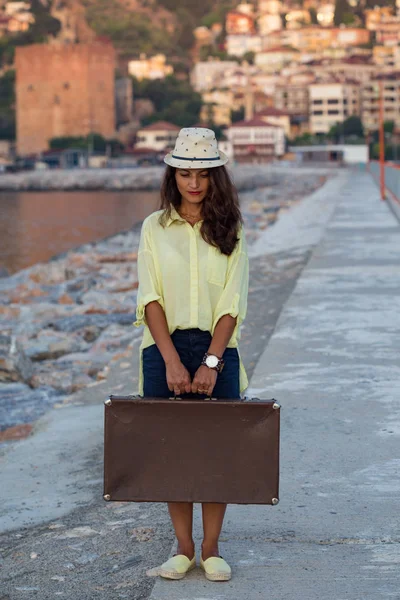 Mujer viajera con maleta vintage —  Fotos de Stock