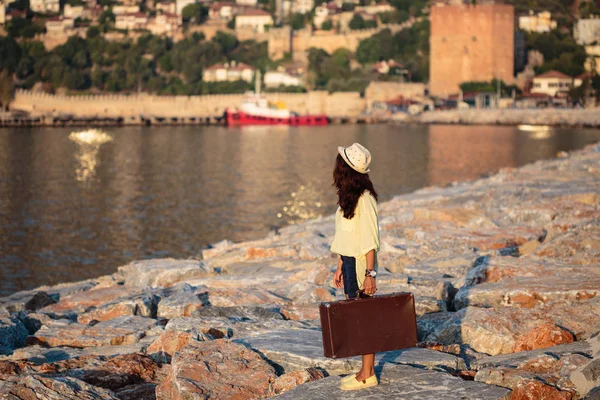 Mujer viajera con maleta vintage —  Fotos de Stock