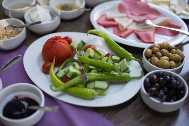 Kahvaltı Masası domates, salatalık ve biber ile