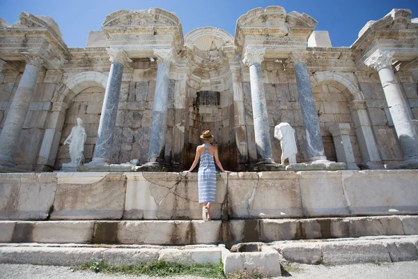 Antik şehir Sagalassps manzarayı kadın Gezgin