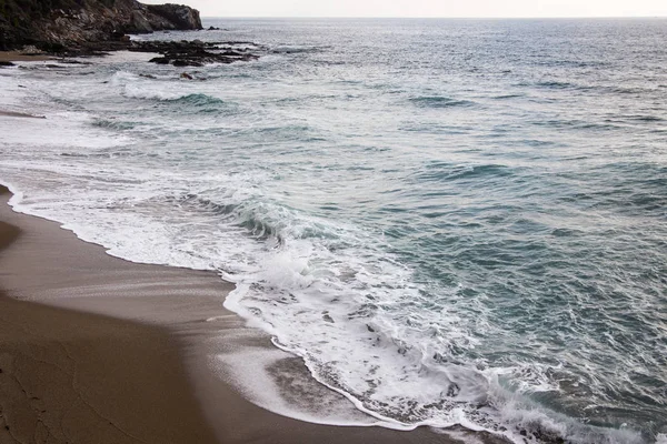 Las olas del paisaje marino lavan la orilla de la playa de arena —  Fotos de Stock