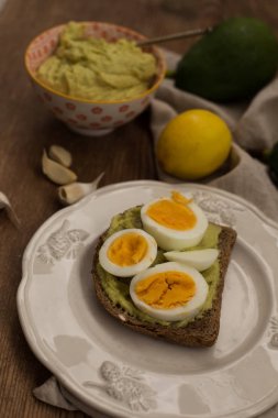 Haşlanmış yumurta ve avokado sosu tost