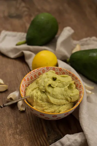 Avocadosauce in kleiner Schüssel mit etnischem Muster — Stockfoto