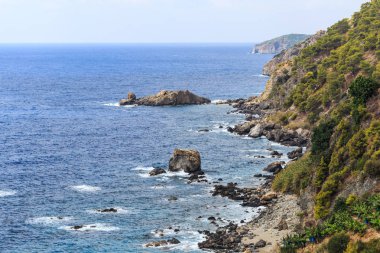 Deniz ve bazı kayalarda inen dağlar deniz manzarası
