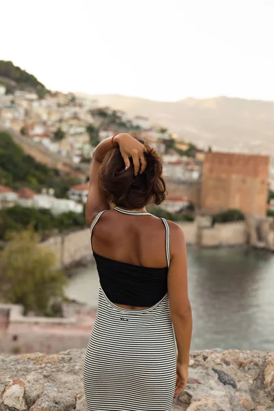 Ritratto retrovisore di donna in forma godendo la vista della baia di A — Foto Stock