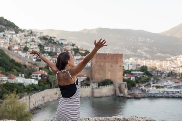 Mujer viajera con los brazos extendidos mirando a la bahía de Alanya —  Fotos de Stock