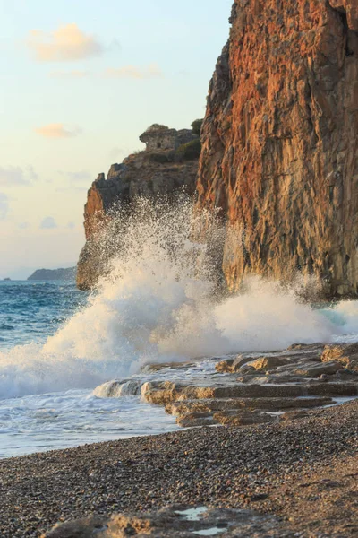 Зимове море з величезною хвилею дроблення на кам'янистому березі — стокове фото