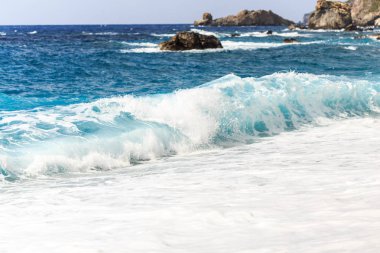 Dalga kıyıda kırma ile deniz fırtınası