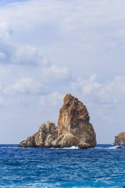 Rock Island su ile deniz manzarası