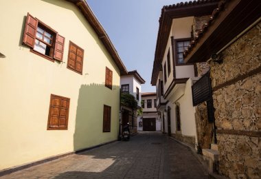 Eski Antalya dar sokaklarında