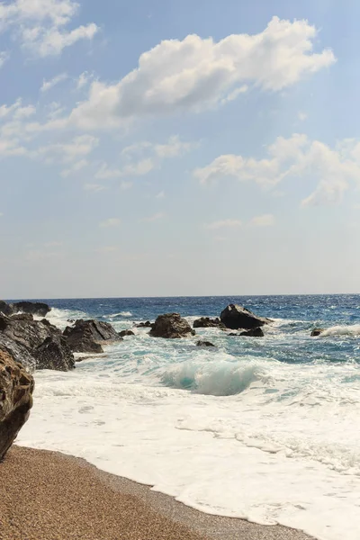 Τυρκουάζ θάλασσα με τα βράχια — Φωτογραφία Αρχείου